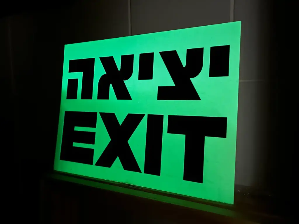 שלטים פולטי אור בהתאמה – הדפסה על שלטי חירום