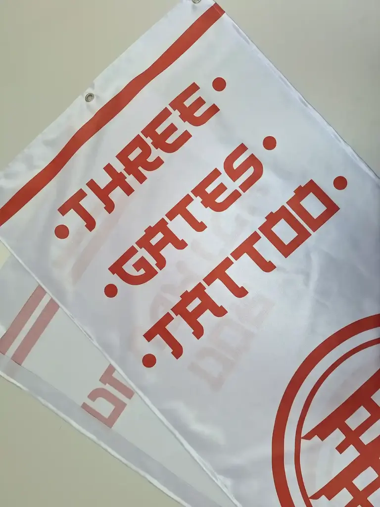 דגל מעוצב מבד סאטן מבריק לתלייה