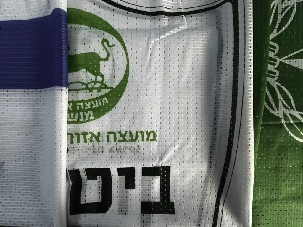 הדפסה על דגלי רשת גדולים למועצה מקומית מנשה