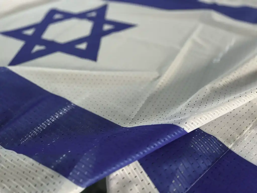 הדפסת דגל ישראל על בד רשת איכותי